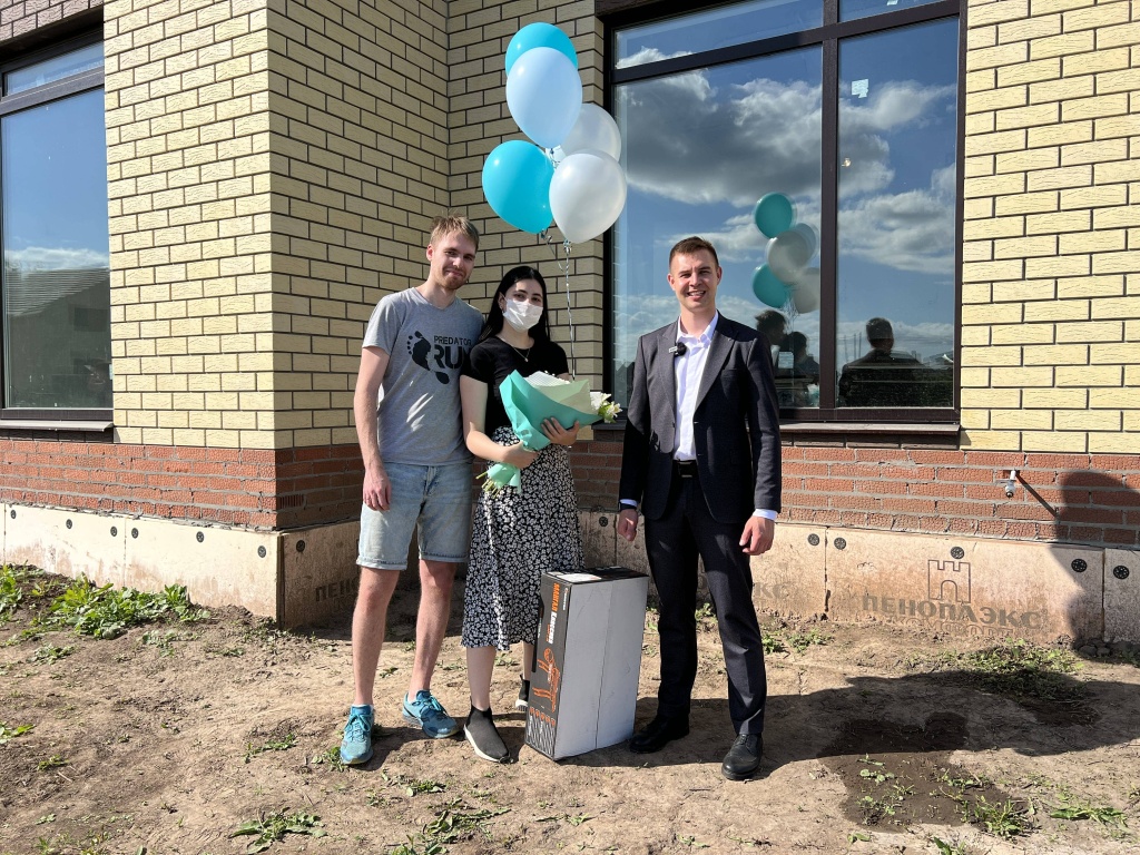 Вручение ключей молодой семье